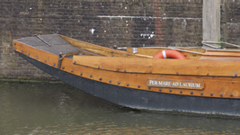 901928 Afbeelding van de voorplecht van de replica van het Romeinse schip de 'De Meern-1', met de naam van het schip ...